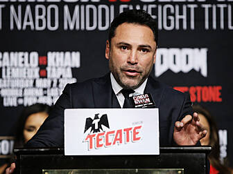 WATCH: Oscar de la Hoya congra...